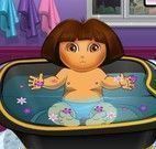 Dora bebê na banheira de espuma