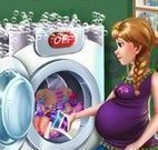 Anna grávida lavar roupas