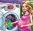 Grávida lavar roupas do bebê