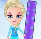 Bebê Elsa esquiar
