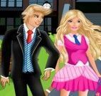 Ken e Barbie beijar na escola