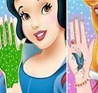 Princesas da Disney na manicure