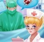 Médico e enfermeira na cirurgia