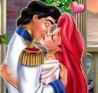 Pequena Sereia e príncipe beijar