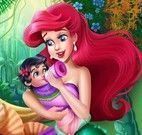 Mamãe Ariel cuidar do bebê