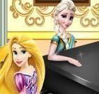 Rapunzel e Elsa tocar piano