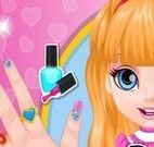 Barbie bebê pintar unhas