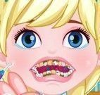 Cuidar dos dentes da Elsa bebê