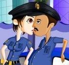 Beijo escondido do policial