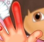 Cuidar da mão machucada da Dora
