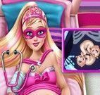Super Barbie grávida no hosipital