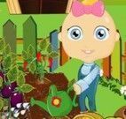 Bebê plantar legumes