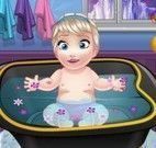 Elsa bebê na banheira