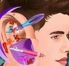 Justin Bieber médido do ouvido infectado