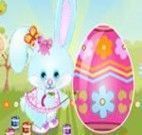 Vestir o coelho e pintar o ovo da Páscoa