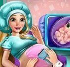 Rapunzel grávida na consulta médica
