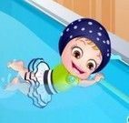 Bebê Hazel aula natação