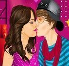 Justin Bieber e Selenza Gomez se beijando