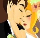 Noivos beijando no casamento